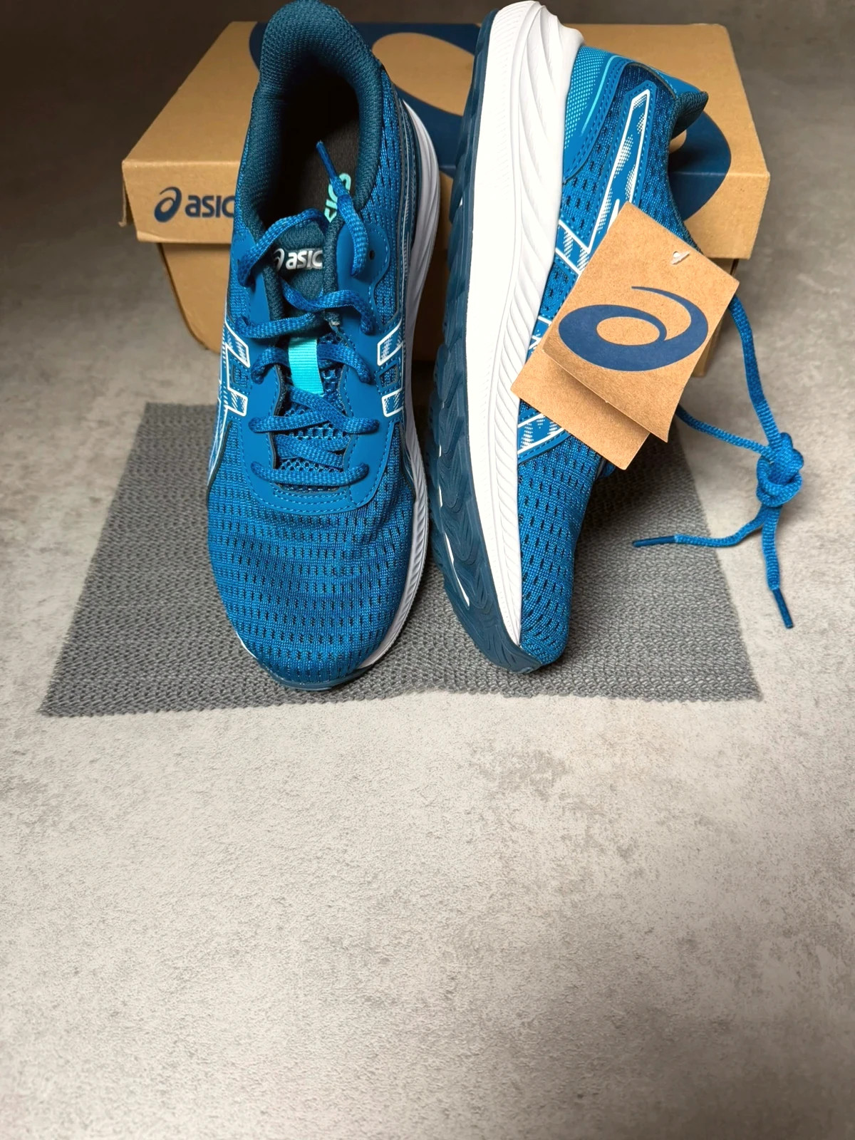 Chaussure asics taille 39,5 neuf